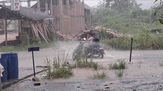 Jalan Pemkab OKU Selatan Banjir Akibat Saluran Air Terhambat Tanah dan Sampah