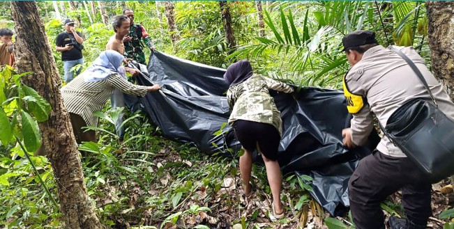 Geger! Warga OKU Timur Temukan Jasad Petani di Tengah Kebun Karet