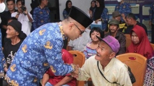 Salurkan Bantuan Masyarakat dan PNS yang Alami Sakit Berat