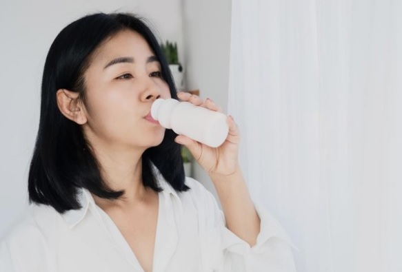 Penasaran dengan Yakult Biru? Ini Resep dan Keamanannya untuk Tubuh