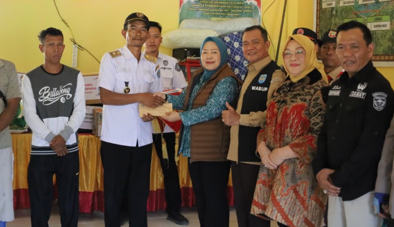 Salurkan Bantuan untuk Korban Banjir di Desa Tanjung Harapan