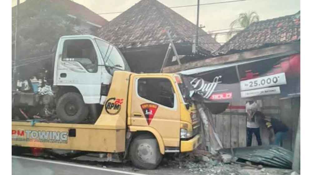 Listrik Padam Enam Jam Tiang Roboh DItabrak Crane