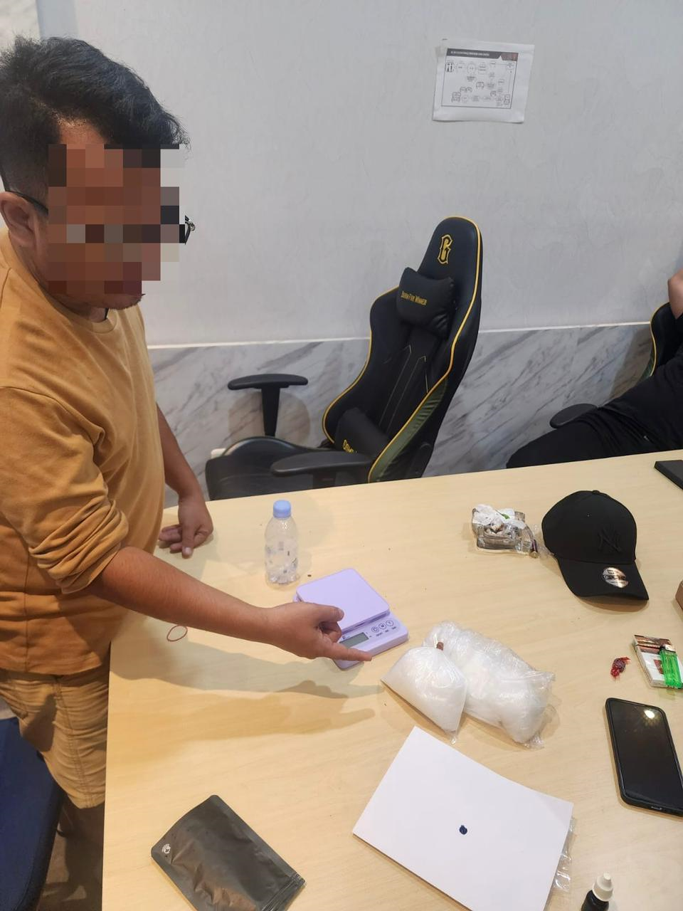 Tim IT Ditresnarkoba Polda Sumsel Lacak Kurir Bus dari Medan