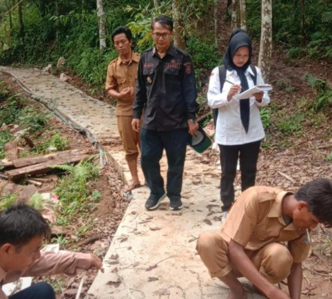 Pastikan Tepat Sasaran, Camat Muaradua Lakukan Monev Dana Desa di Desa Datar