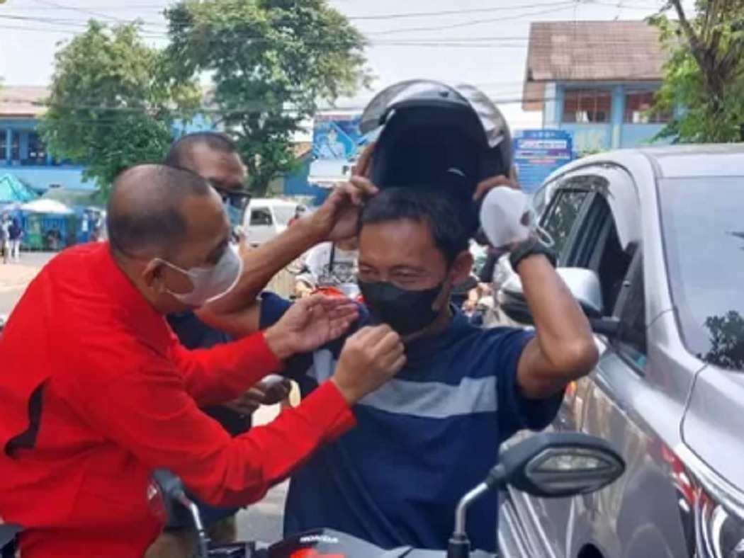 PMI OKU Bagikan Ribuan Masker Peduli Atas Kabut Asap 