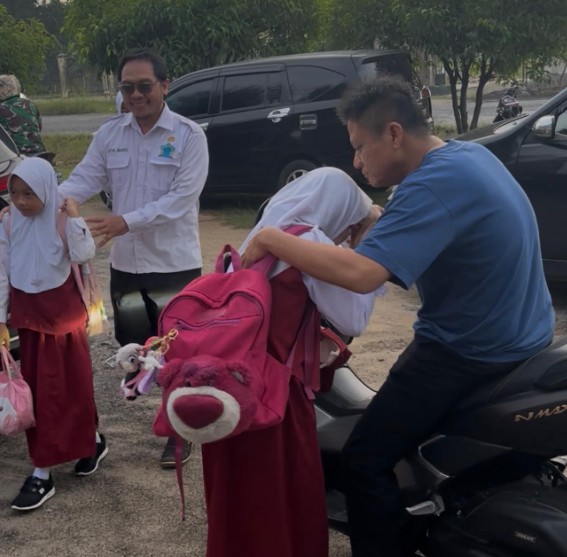 Bupati OKU Timur Antar Anak ke Sekolah dengan Sepeda Motor