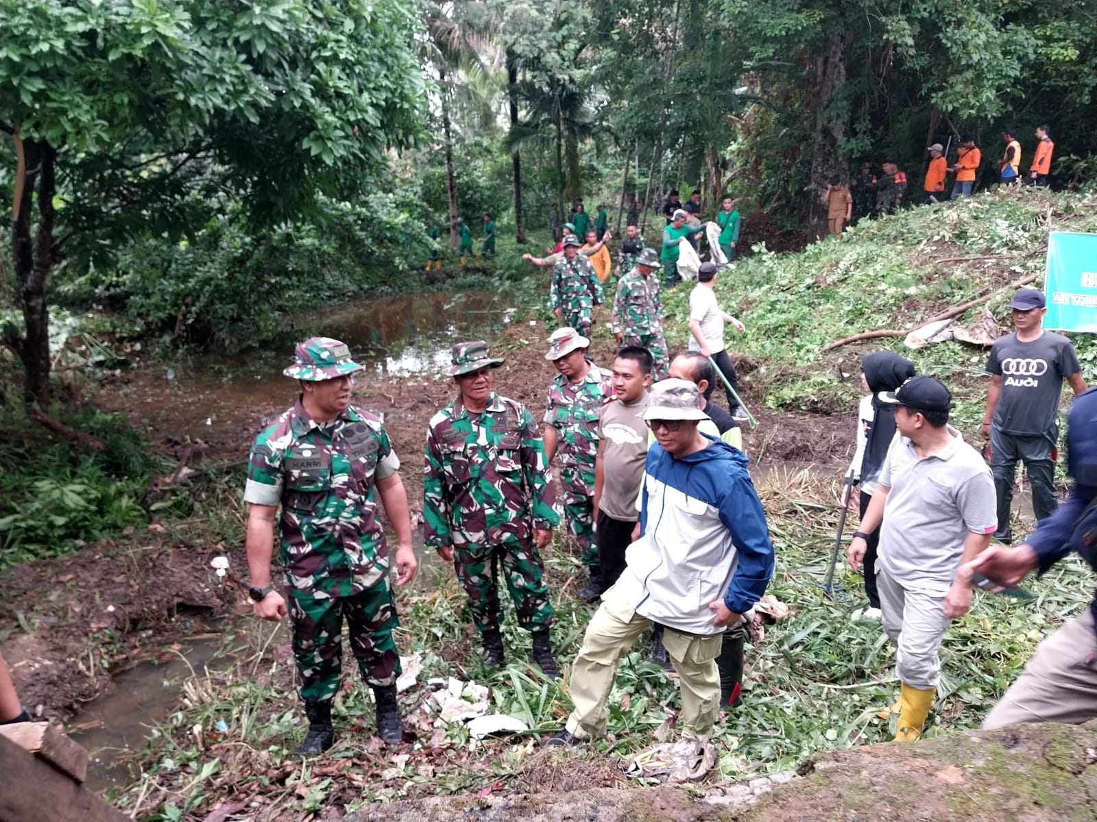 Gotong Royong Bersihkan Daerah Rawan Banjir