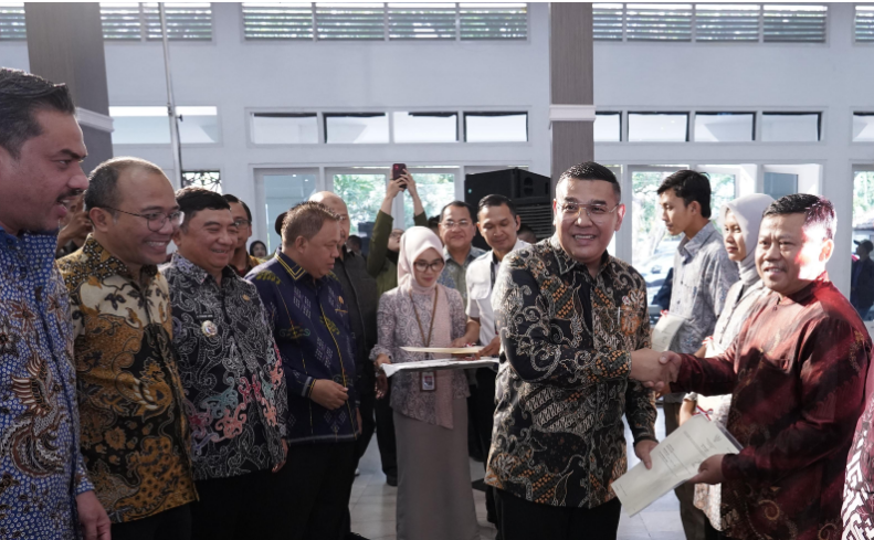 Serahkan Sertipikat ke Penggiat UMKM di Garut, Begini Harapan Wamen Ossy 