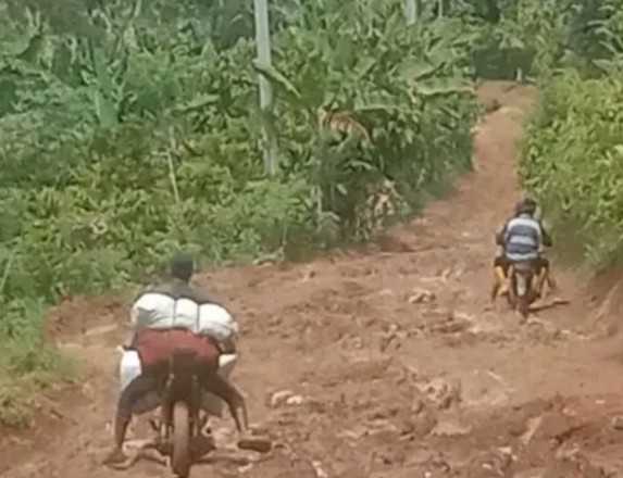 Jalan Berlumpur Saat Hujan, Warga Menanti Perbaikan