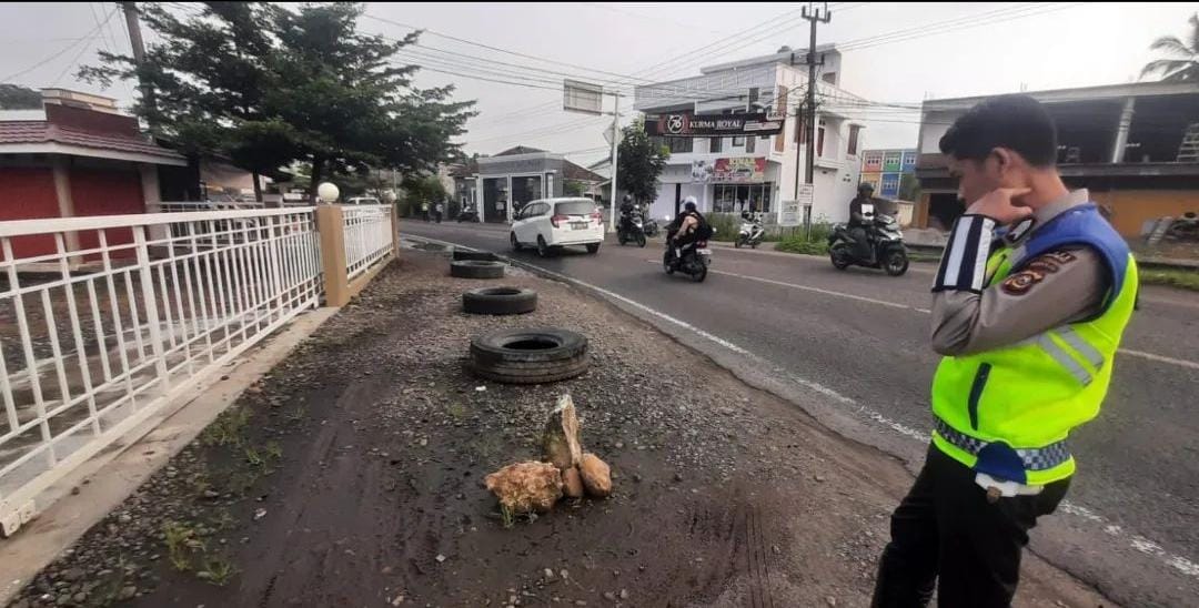 Warga Geram Bahu Jalan Dipasangi Ban