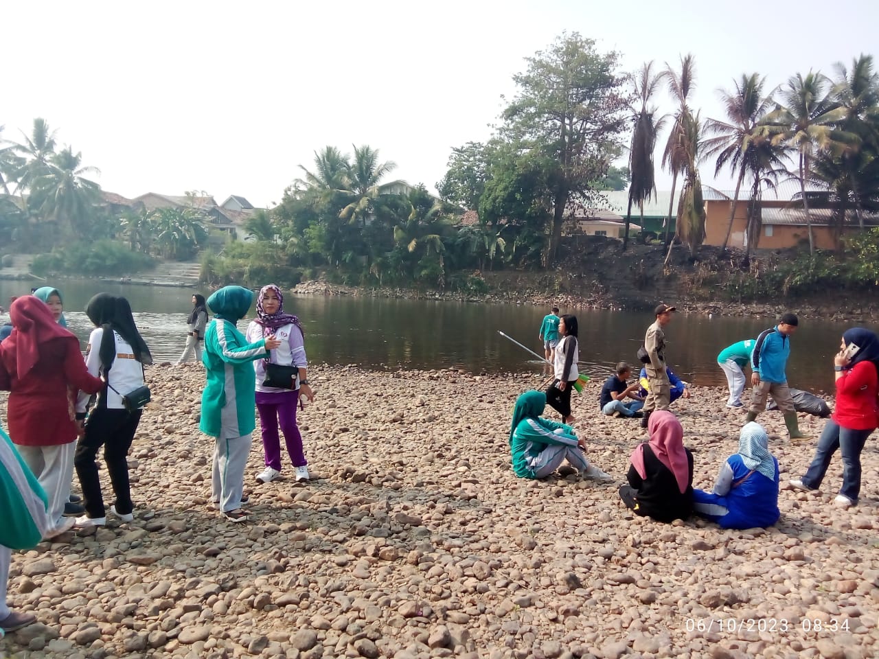 Pemkab OKU Bersihkan Sampah Sepanjang Aliran Sungai Ogan