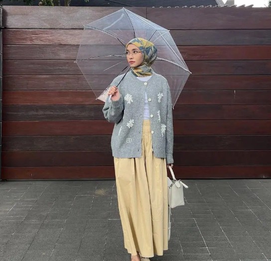 7 Inspirasi Outfit Hijab Earth Tone untuk Bukber, Tampil Anggun dan Elegan