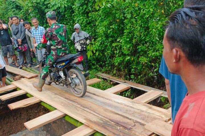 Bangun Jembatan Darurat di Jalur Baturaja-Muaradua 