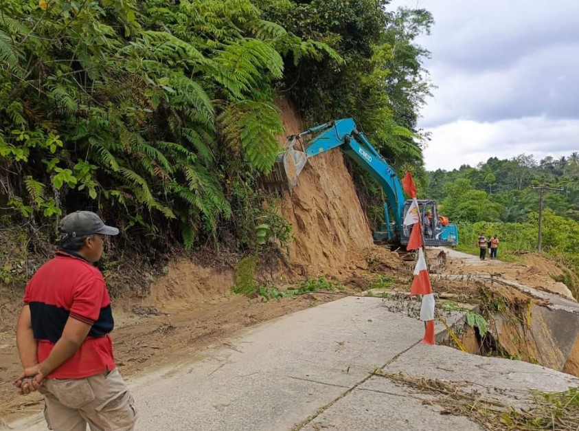 Jalan Nyaris Putus Total, Arus Lalulintas Lumpuh Total