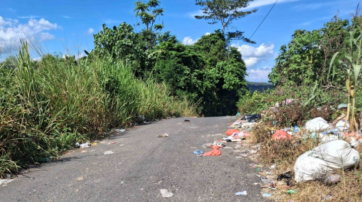 Warga Keluhkan Sampah Menggunung,Jadi TPA Liar