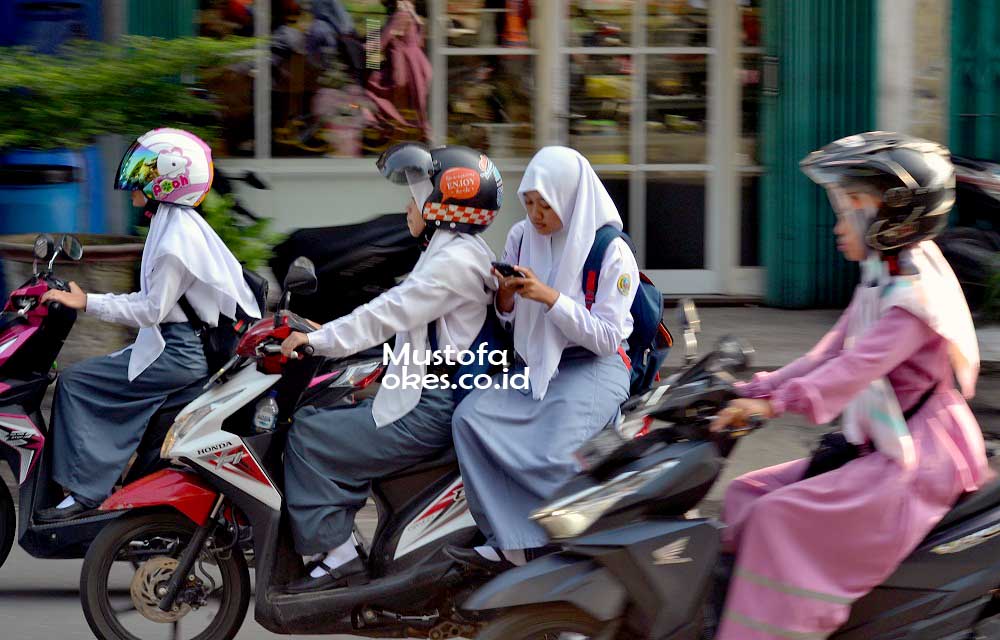 Bahaya Besar Dibonceng Duduk Nyamping, Para Ladies Nih Kebiasannya