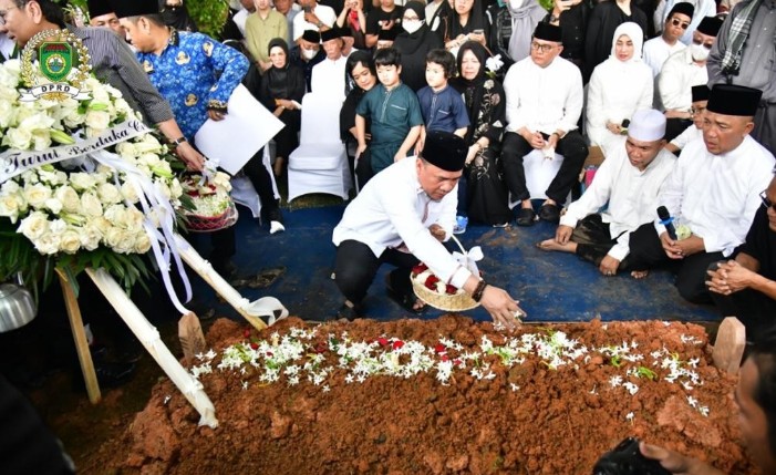 Ketua DPRD Sumsel Hadiri Pelepasan Jenazah Alex Noerdin, Ribuan Warga Iringi dengan Doa