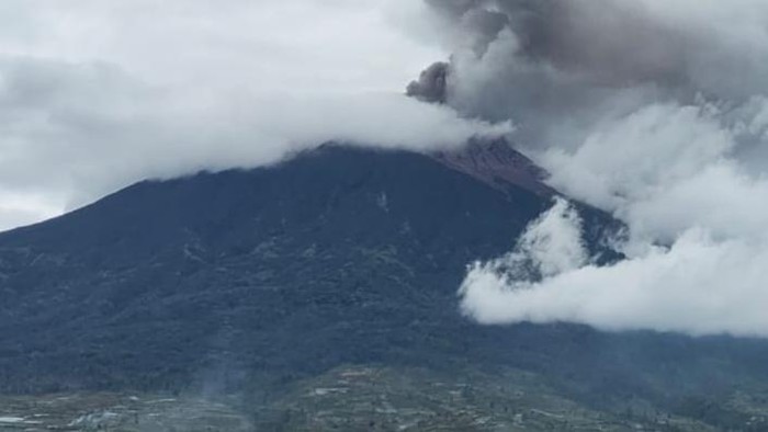 Satu Bulan Gunung Kerinci Erupsi 20 kali