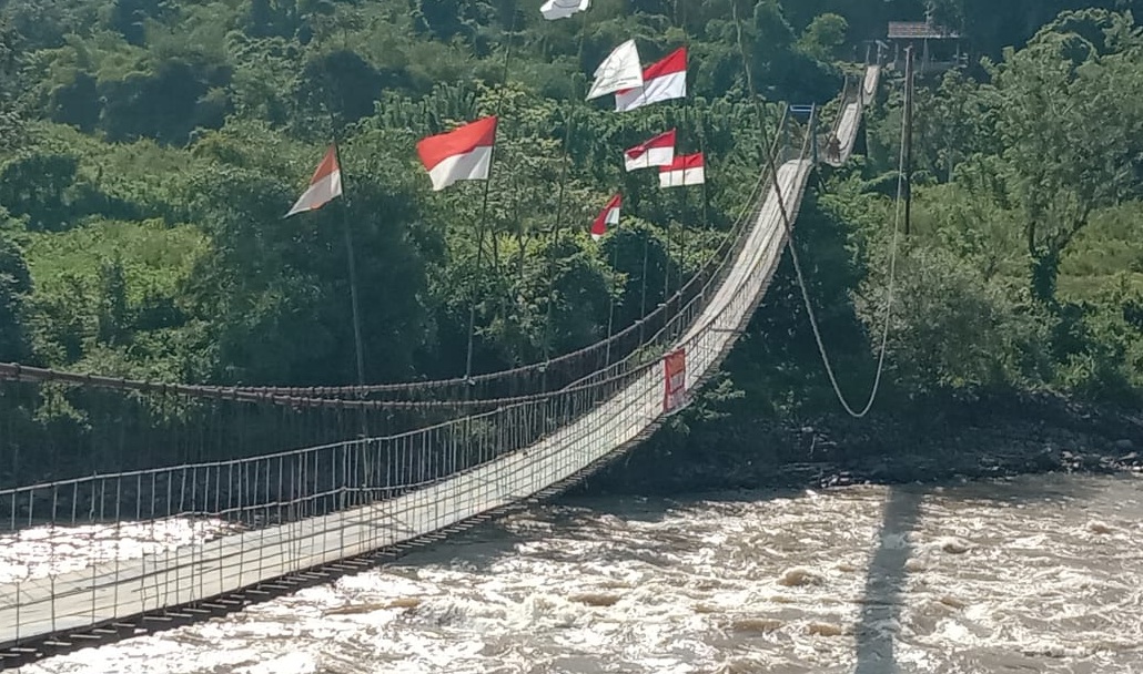 Inilah Jembatan Gantung Terpanjang di Indonesia Ada di Lahat