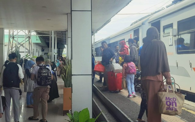 Libur Panjang Jumlah Penumpang Kereta Api Melonjak