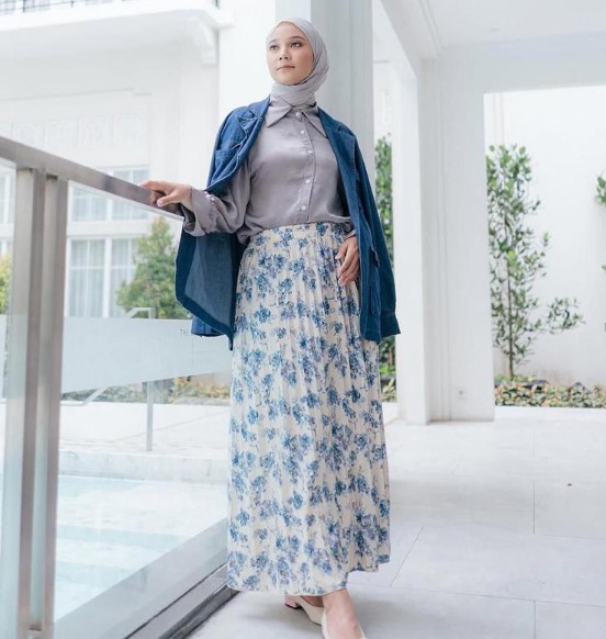 5 Atasan yang Cocok Dipadukan dengan Rok Plisket Motif Bunga, Bikin Tampil Stylish!