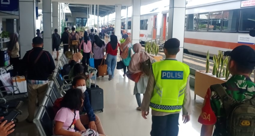 Polres OKU Jamin Keamanan Arus Mudik di Stasiun Kereta Api Baturaja