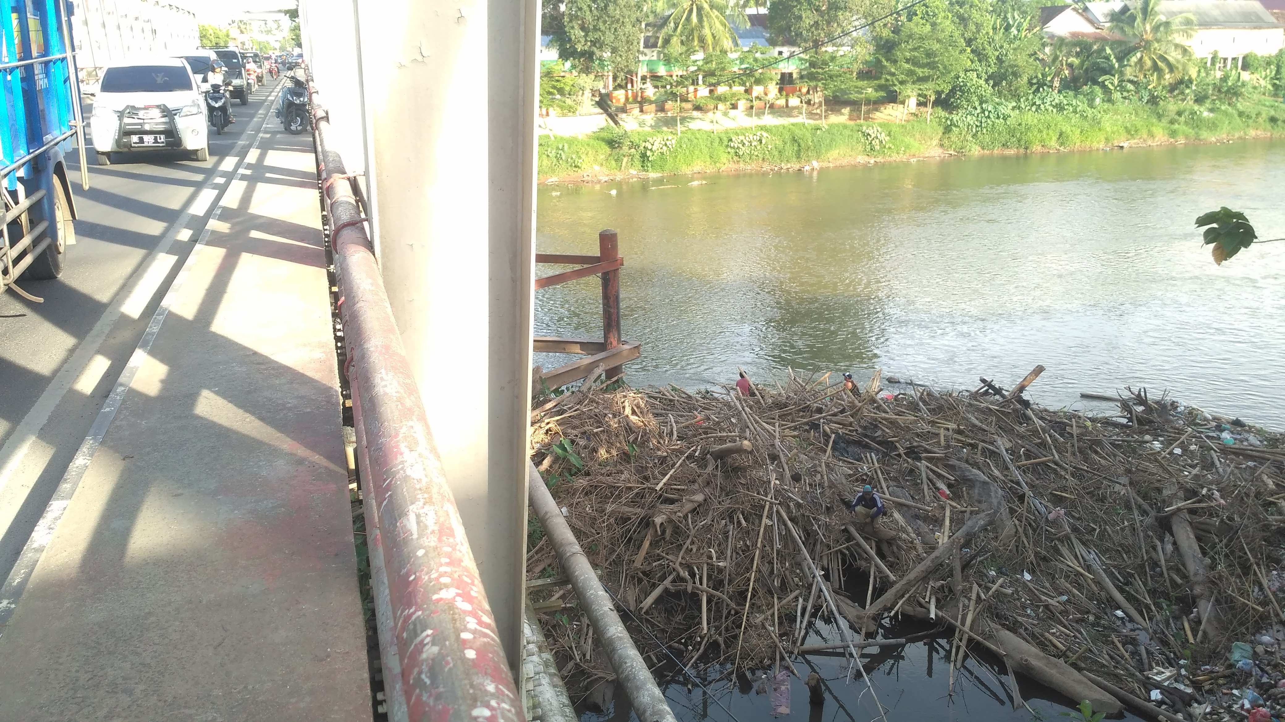 Sampah Numpuk, Pemancing : Jangan Dibersihkan