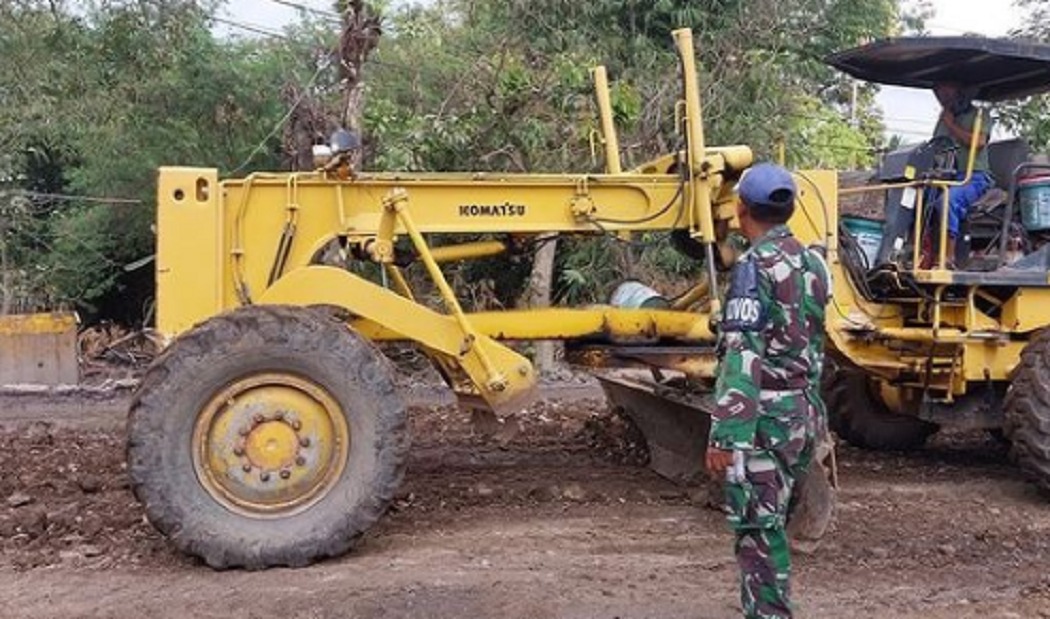 Rusak Parah, Kodim 0403 OKU Berinisiatif Perbaiki Jalan Lintas Sumatera