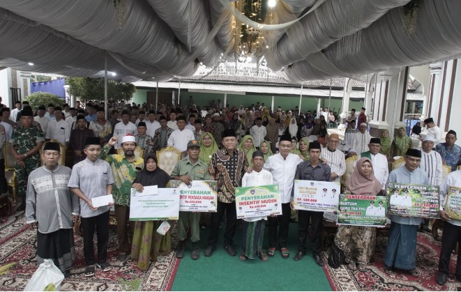 Bupati Enos Serahkan Bantuan hingga Ajak Warga Perkuat Kerukunan dan Kebersamaan
