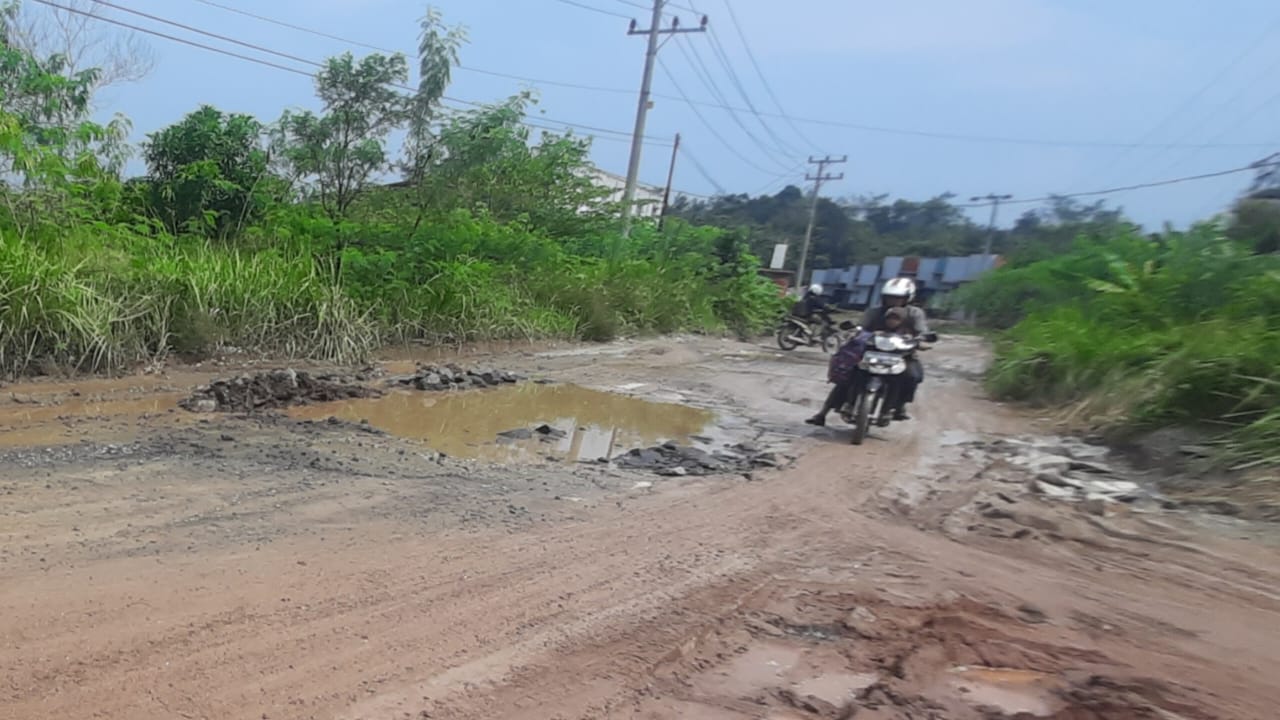 Bosan Jalan Tak Kunjung Diperbaiki, Warga Terpaksa Pindah Rumah