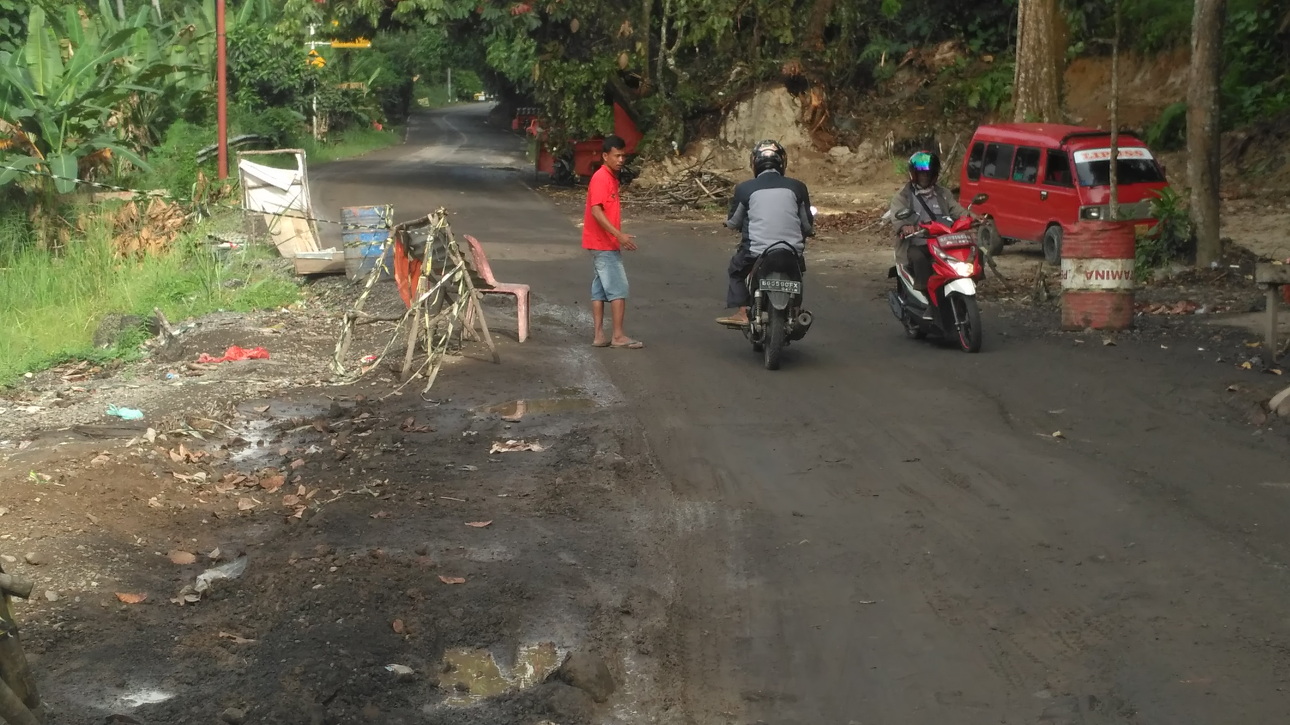 Jalan Lintas Desa Pandang Dulang Dilebarkan ?