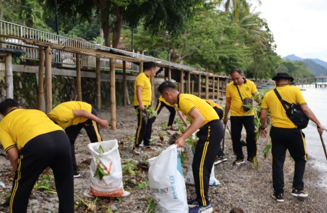 Tindaklanjuti Instruksi Presiden,  Gelar Aksi Bersih-Bersih di Danau Ranau