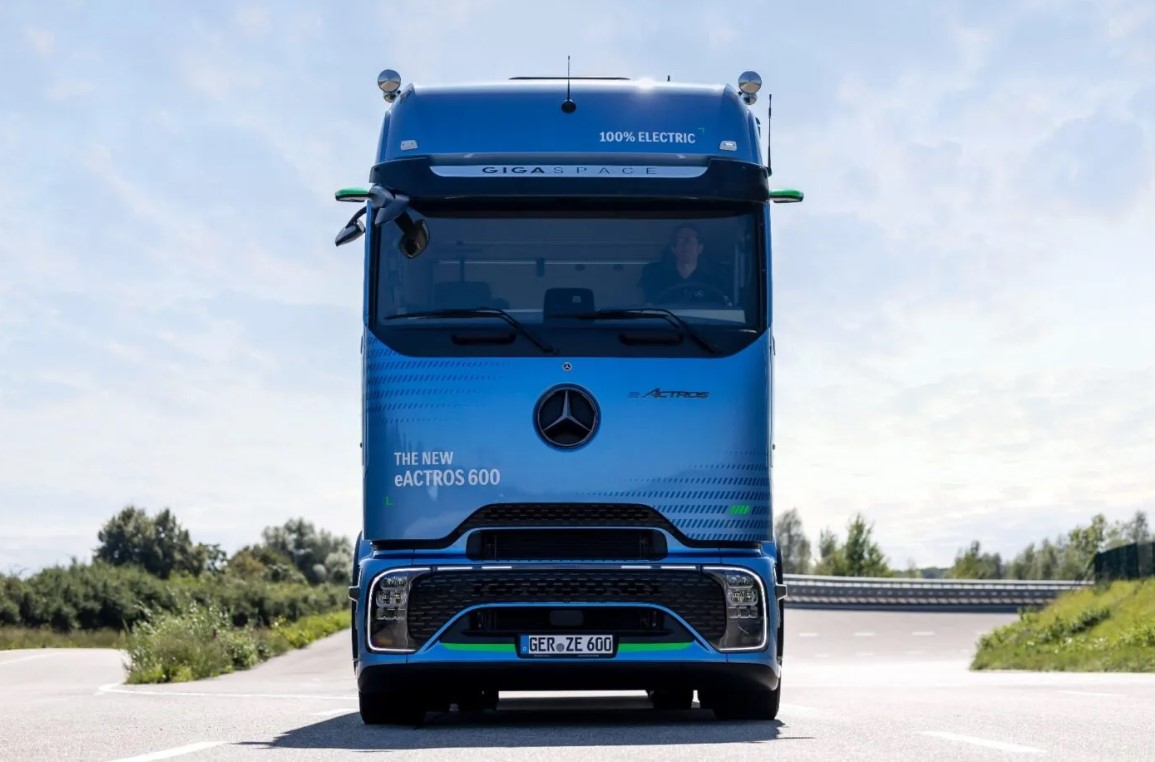 Mercedes eActros 600 Mau Pecahin Rekor Dunia Jalan Mundur Pake Truk Listrik