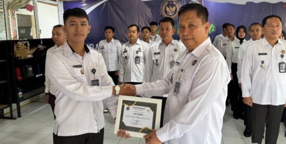 Kalapas Muaradua Berikan Penghargaan kepada Pegawai Teladan