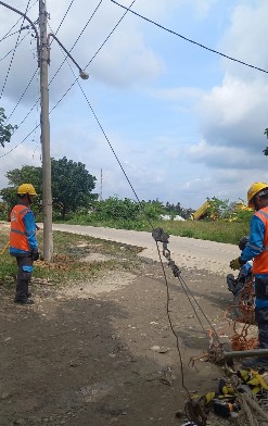 PLN ULP Baturaja Respon Laporan Warga, Perbaiki Posisi Kabel Rendah