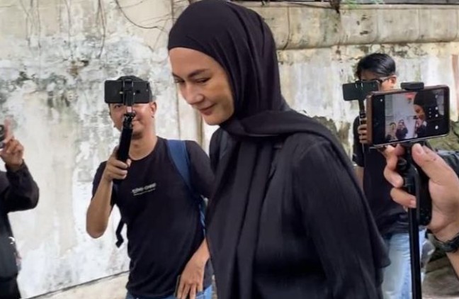 Paula Hadir di Rumah Duka Ayah Baim Wong