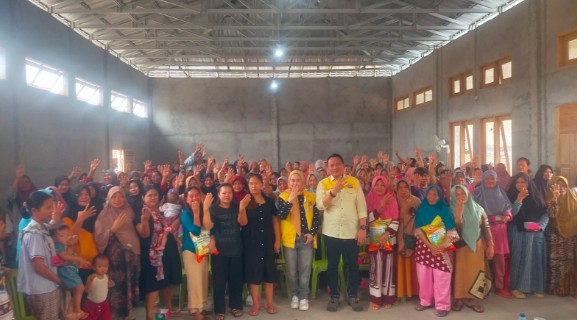 HUT ke-61, Partai Golkar Sumsel Bagikan 5 Ton Beras untuk Masyarakat OKU Selatan