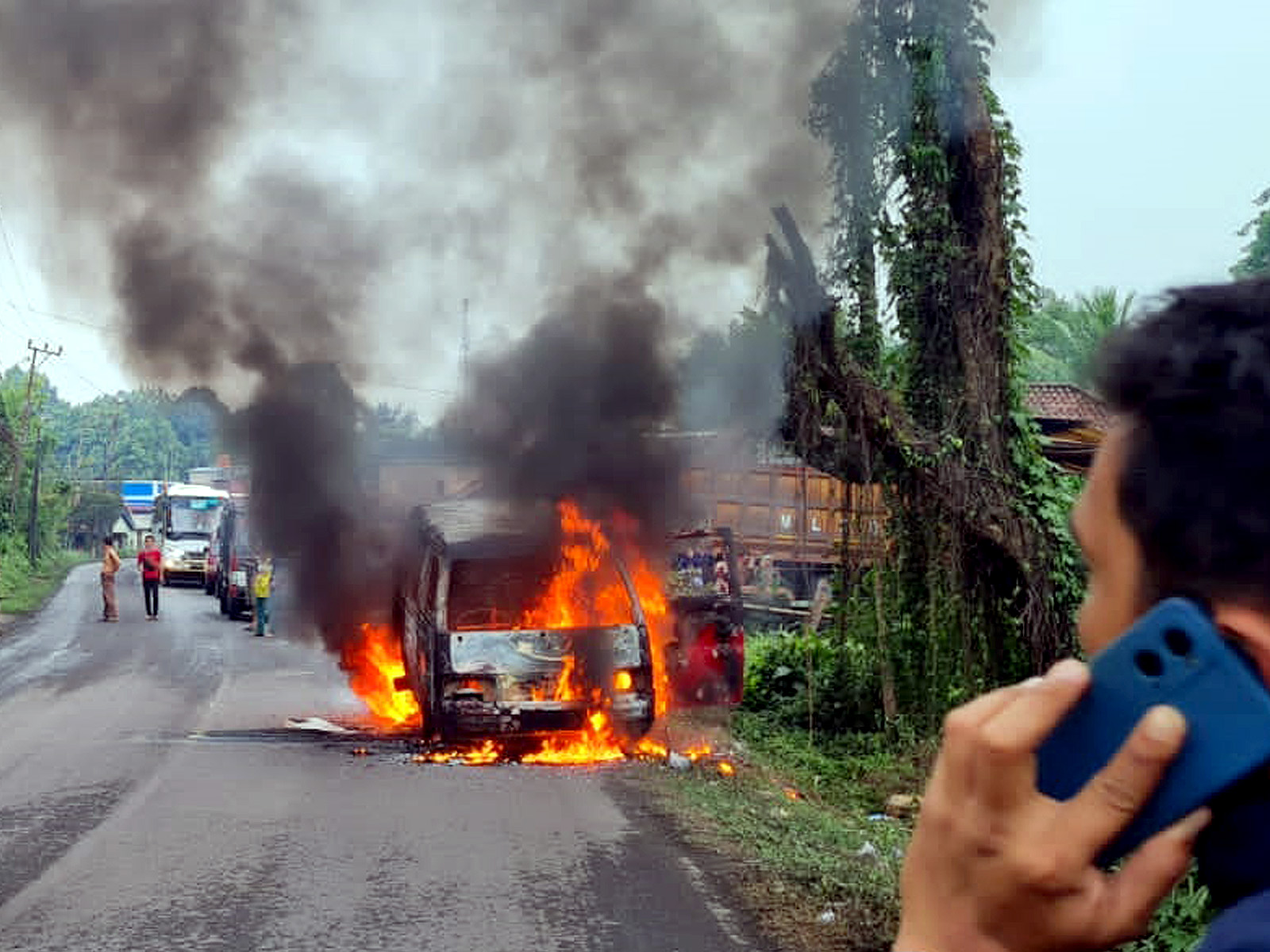Mobil Pengangkut BBM Ilegal Terbakar di Lintas Baturaja