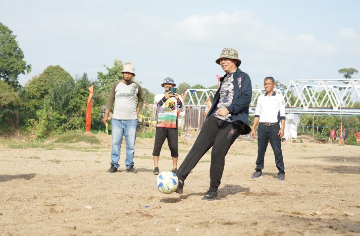 SERU ! Mini Soccer Digelar di Pantai Pasir Sungai Ogan