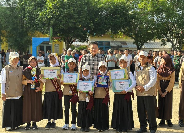 Tanpa Protokol, Bupati OKU Timur Datang ke Sekolah Ambil Rapor Anak
