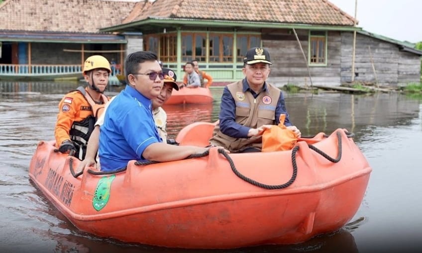Gunakan Perahu Karet, Penjabat Gubernur Sumsel Agus Fatoni Bantu Korban Banjir 
