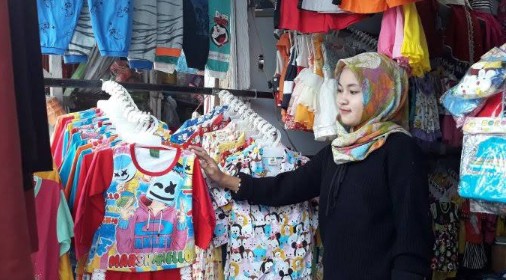 Jelang Lebaran, Pedagang Pakaian Keluhkan Penjualan Sepi