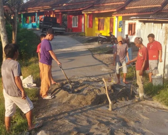 Gotong Royong Bangun Jalan Setapak, Harap Sentuhan Pemerintah