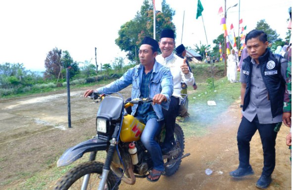 Wabup OKU Selatan Naik Motor Demi Hadiri HUT ke-19 Desa Pematang Obar