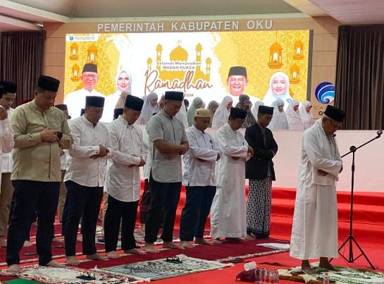Bupati Teddy Gelar Salat Tarawih Perdana, Ajak Warga Makmurkan Masjid 
