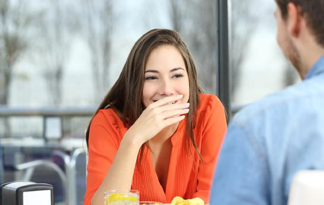  Pahami 11 Bahasa Tubuh Wanita yang Lagi Suka dan Jatuh Cinta Sama Pria