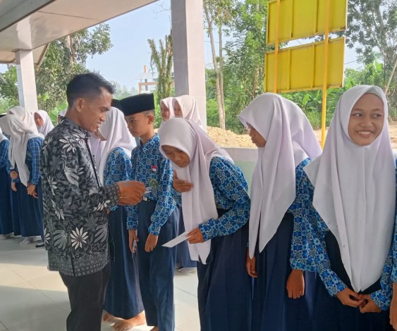 MTsN 1 OKU Selatan Berikan Penghargaan untuk Siswa-Siswi Tahfizh Terbaik