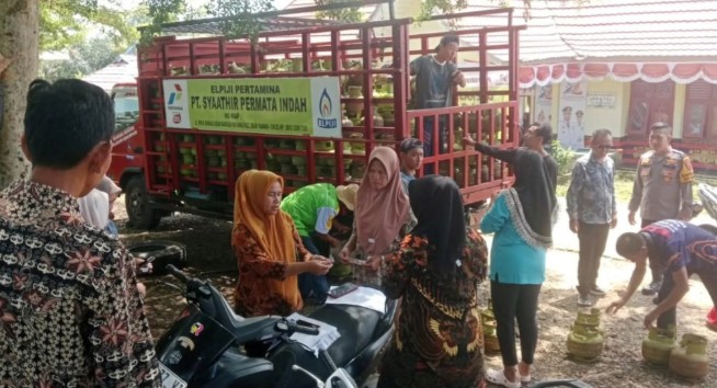 Jelang Lebaran Gelar Operasi Pasar LPG 3 Kg, Kapolsek Awasi Langsung