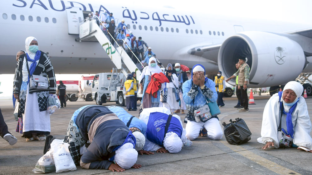 Jemaah Haji Kloter 1 Sujud Syukur Begitu Tiba di Debarkasi Palembang