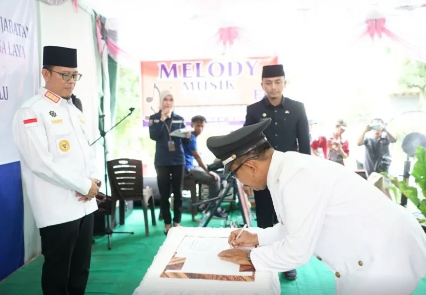 Bupati OKU Ingatkan Soal Risiko Dana Desa saat Lantik PAW Kades Laya